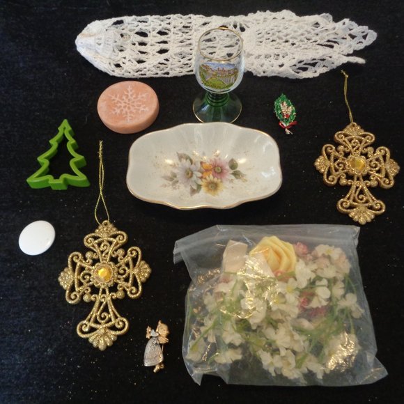JUNK DRAWER VINTAGE SOAPDISH EURO GLASS DRY FL CHRISTMAS STUFF ETC LOT - Picture 4 of 9